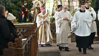 Weihbischof und Domdechant Prof. Dr. Karlheinz Diez predigt am Hochfest Erscheinung des Herrn im Fuldaer Dom über die Hoffnungsbotschaft in Zeiten von Krieg und Krise: Gott weist Wege zum Frieden. Foto: Bistum Fulda / Dr. A. Müller